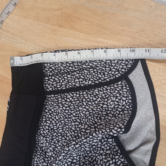 Lululemon women's athletic shorts. Size 6 - Picture 13 of 13